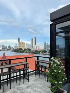PIER 808 Hostel的阳台或露台
