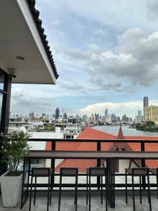 PIER 808 Hostel的阳台或露台