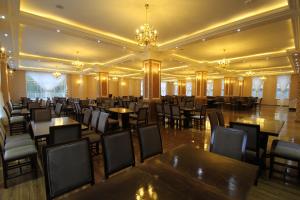 une salle de banquet avec des tables, des chaises et des lustres dans l'établissement Gholghola Hotel by the Buddhas of Bamyan, 