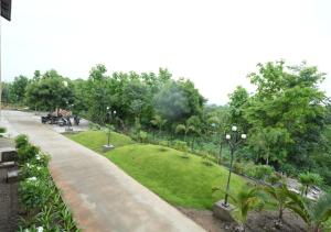 un parco con prato e alberi e un marciapiede di Waterstone resort 