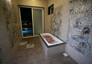 bagno con vasca e finestra di Waterstone resort 