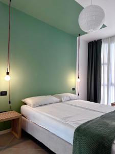 - une chambre avec un grand lit et un mur bleu dans l'établissement Il Nido del Pettirosso - by Osteria del Pettirosso, à Rovereto