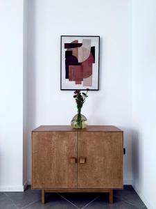 ロヴェレートにあるIl Nido del Pettirosso - by Osteria del Pettirossoの木造の棚の上に座る花瓶