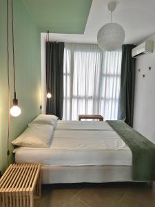 - une chambre avec un grand lit et une fenêtre dans l'établissement Il Nido del Pettirosso - by Osteria del Pettirosso, à Rovereto