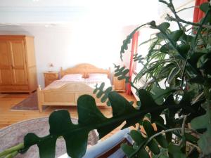 a bedroom with a bed and a potted plant at Ländliches Wohnen zwischen Erfurt und Gotha in Erfurt