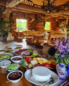 stół z jedzeniem w obiekcie Wilcza Jama - domki z bali w mieście Lutowiska