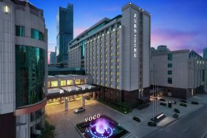 una vista aérea de un hotel en una ciudad en voco Wuhan Xinhua, an IHG Hotel, en Wuhan