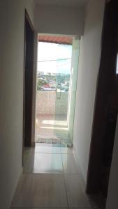 une chambre vide avec une porte s'ouvrant sur un patio dans l'établissement Casa temporada Caípe, à São Francisco do Conde