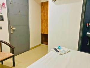 Postel nebo postele na pokoji v ubytování Qotel Hotel Rama Rohini Sector-24 Couple Friendly