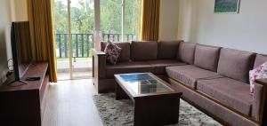 un soggiorno con divano e tavolino da caffè di Green Lake View Condo Two Bed Room Apartment a Nuwara Eliya