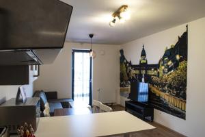 ein Wohnzimmer mit einem Tisch und einem TV in der Unterkunft Central Prague Vítkov - free parking in Prag