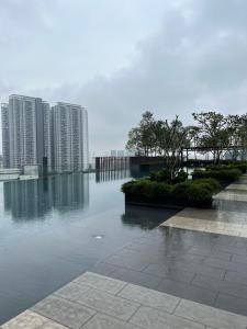 una gran masa de agua con edificios en el fondo en Lexa Residences at KL, en Kuala Lumpur