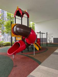 un parque infantil en un edificio con tobogán en Lexa Residences at KL, en Kuala Lumpur