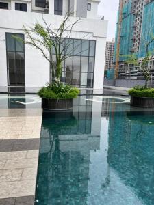 un edificio con una piscina de agua en una ciudad en Lexa Residences at KL, en Kuala Lumpur