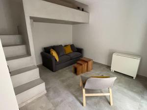 a living room with a couch and a chair at Maison centre Athènes in Athens