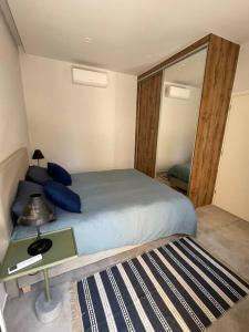 um quarto com uma cama com uma mesa e um espelho em Maison centre Athènes em Atenas