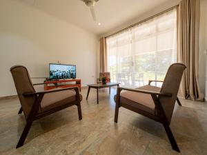TV a/nebo společenská místnost v ubytování Macmillan's Holiday Villas