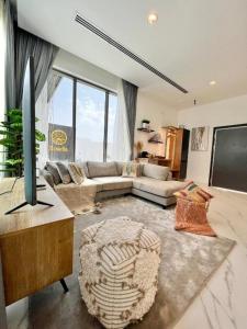 uma sala de estar com um sofá e uma televisão em Rosella Chalet 2 em Jabal Al Akhdar