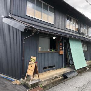 彦根市にあるGUEST HOUSE NAGORIYAの看板が目の前にある建物