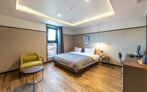 Postel nebo postele na pokoji v ubytování Brown Dot Hotel Jeonggwan