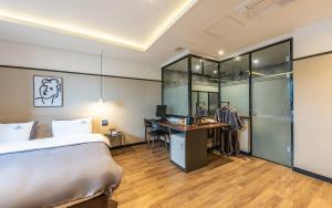 Postel nebo postele na pokoji v ubytování Brown Dot Hotel Jeonggwan
