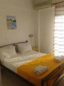 una camera da letto con un letto e due asciugamani di Raymondos Apartments a Lassi