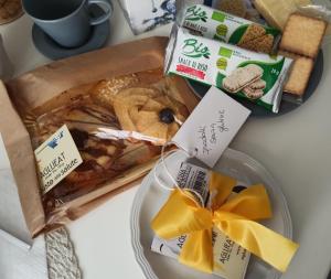 uma mesa com uma tigela de comida e uma caixa de snacks em B&B Casa Fuori Casa 200 mt dal casello autostradale em Senigallia