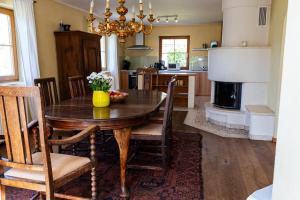 cocina con mesa de madera y comedor en Ferienhaus Altenmarktblick, en Altenmarkt im Pongau