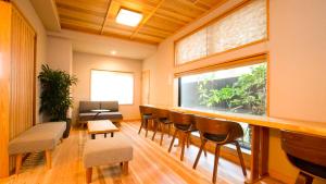 Habitación con bar con sillas y ventana en NK Hotels, en Fukuoka