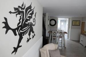 uma sala de estar com um estêncil de lobo na parede em 3 Bedroom Cottage in Conwy with Parking Sleeps 4 em Conwy