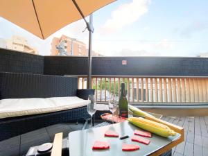 福岡的住宿－NK Hotels，阳台上的桌子上放着一瓶葡萄酒和香蕉