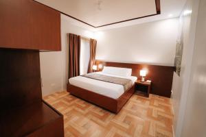 Postel nebo postele na pokoji v ubytování JJPHR Hotel San Antonio + 10 fotografií