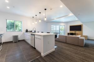 A kitchen or kitchenette at Hotel Mai Downtown Long Beach