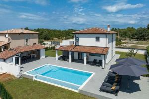 - une vue aérienne sur une maison avec une piscine dans l'établissement Villa Aron, à Svetvinčenat