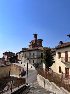 una calle vacía en un pueblo con un edificio en La Casetta di Treville, en Ozzano Monferrato