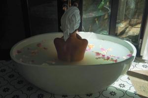 una torta a forma di vasca da bagno con una statua. di Hoi An Oasis Rosie Villa - 1 Bedroom with Private Pool and Garden View, Local Hoi An Decor a Hoi An Altre 9 foto
