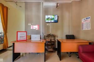 TV a/nebo společenská místnost v ubytování RedDoorz Syariah near Airlangga University Campus B