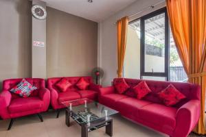 Posezení v ubytování RedDoorz Syariah near Airlangga University Campus B