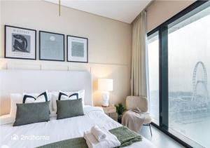 Postel nebo postele na pokoji v ubytování Full Ain Dubai View - The Address Beach Residence