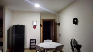 een kamer met een tafel en stoelen en een koelkast bij Grand hills elsahel elshamaly in Alexandrië