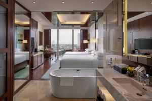 河內的住宿－河內JW萬豪酒店，一间带浴缸的大浴室。