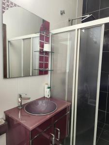 een badkamer met een wastafel en een glazen douche bij Wakaf Bharu Garden Stay Semi-D By UJ in Kota Bharu
