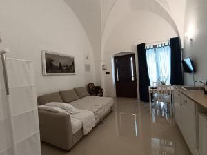 een woonkamer met een bank en een tafel bij La Piazza in San Giorgio Ionico