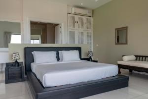 Postel nebo postele na pokoji v ubytování Villa Mandala 4 Bedroom Sea View Pool Villa Near Beach