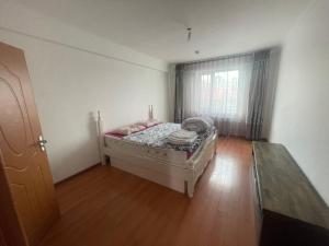 1 dormitorio con 1 cama en una habitación con ventana en Your comfort is our responsibility en Ulán Bator