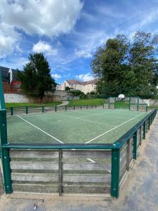 Tenis a/nebo squash v ubytování Le Cocon Forestier - Proche aéroport Beauvais, Chantilly, forêt de Hez-Froidmont, parking public gratuit, Wifi & Netflix nebo okolí