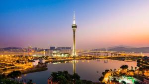 una vista de la aguja espacial por la noche en Artyzen Grand Lapa Macau, en Macau