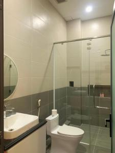 La salle de bains est pourvue de toilettes, d'un lavabo et d'une douche. dans l'établissement Villa 26-28 Châu Đốc, à Chau Doc