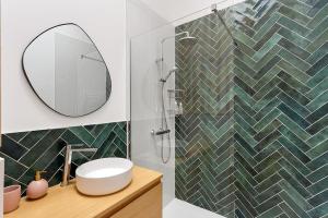 ein Badezimmer mit Dusche mit Spiegel und Waschbecken in der Unterkunft L'Annexe - Maison cosy au calme avec jardin in Gorges + 7 Fotos