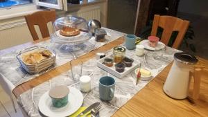 ZellwillerにあるLES COLOMBAGESの食べ物の皿が置かれたテーブル